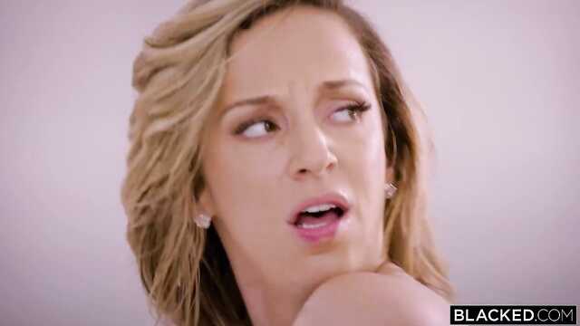 Biała laska zdradziła męża z czarnym policjantem