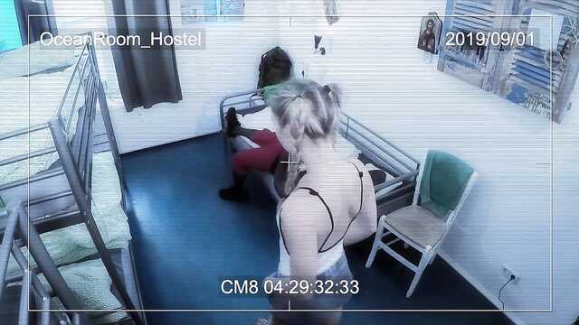 Мужчина ласково орудует у белой девушки.