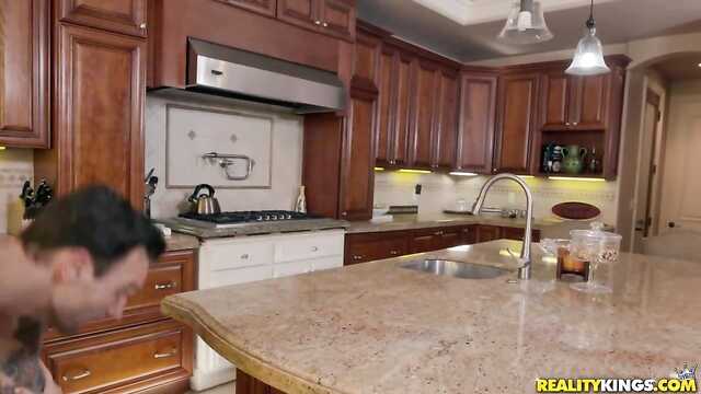 Facet wszedł do sąsiada i głaskał grubym penisem