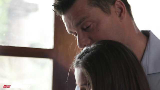 Dziewczyna skakała waginą na kutasie ojca męża