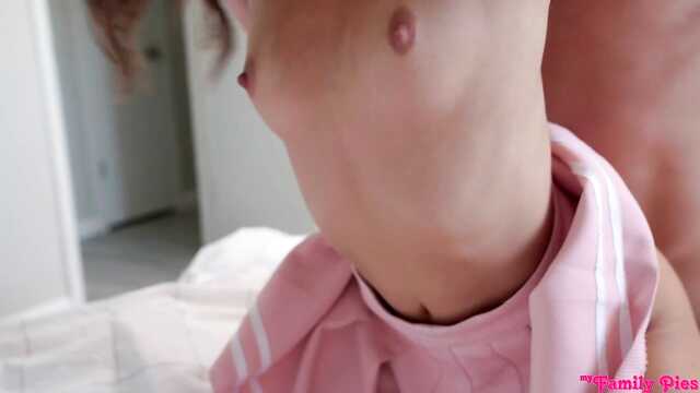 Studentin streichelte den Schwanz des Lehrers mit der vagina