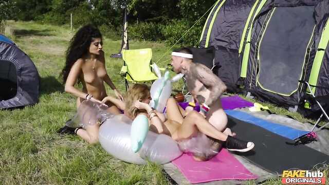 Animator pieści wozie namioty dwóch nagich lasek