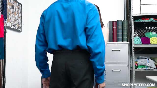 Jefe delante de la cámara follada por el empleado en la mesa