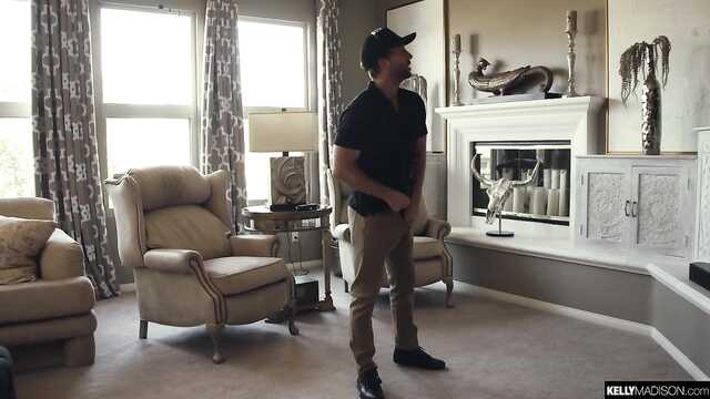 L'athlète est venu rendre visite à un ami et a baisé