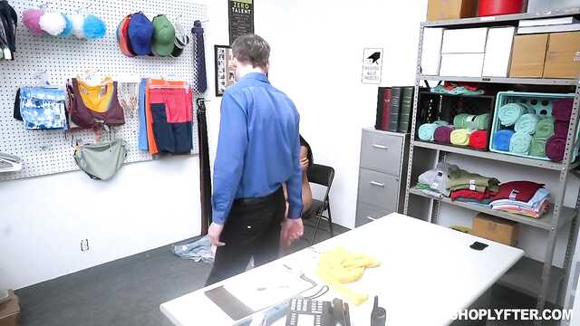 Охранник: Писюль для покупательницы.