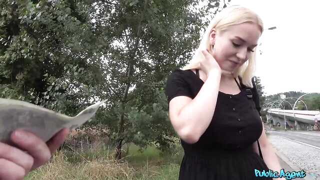 Blonde fell for a pickup truck and had sex with a man