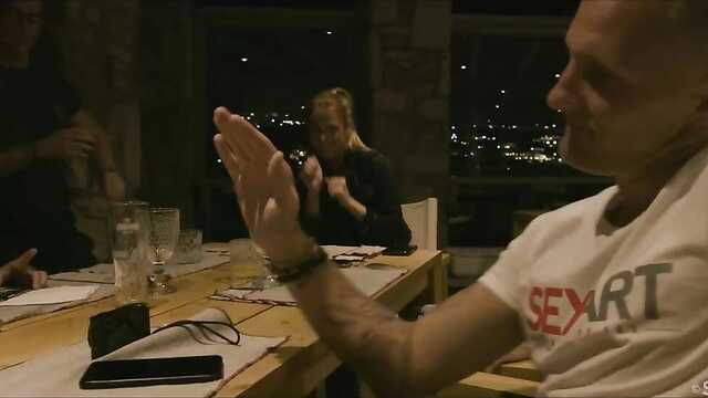 Chłopaki po spacerze mają w pokojach hotelowych dziewczyn