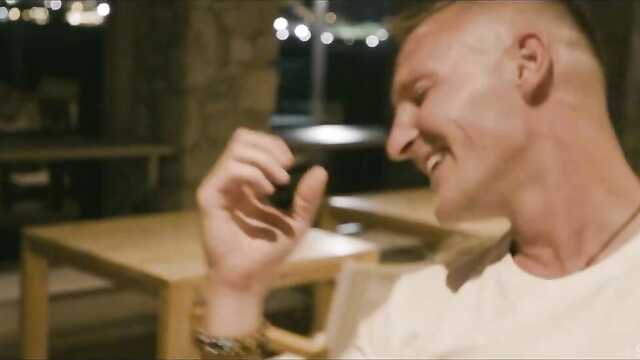 Chłopaki po spacerze mają w pokojach hotelowych dziewczyn