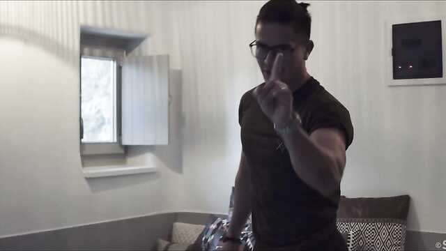 Chłopaki po spacerze mają w pokojach hotelowych dziewczyn