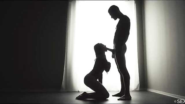 Militar Suit Pau grande em uma garota em uma corda