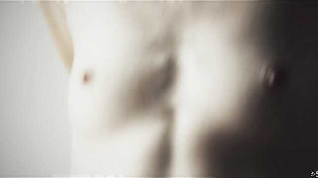 Militar Suit Pau grande em uma garota em uma corda