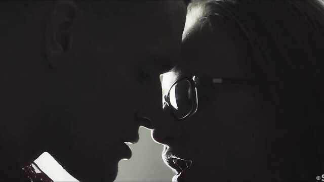 Militar Suit Pau grande em uma garota em uma corda