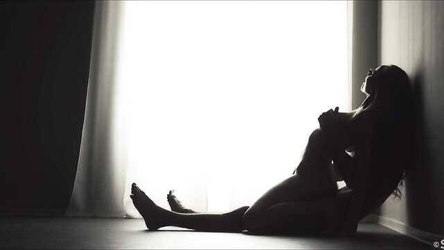 Militar Suit Pau grande em uma garota em uma corda