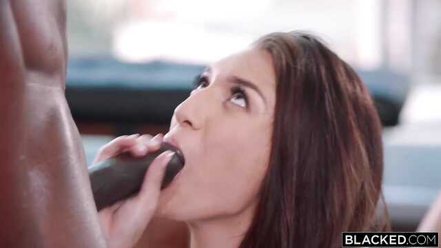 Koszykarz rzuca fiut w dziewczynę w oleju