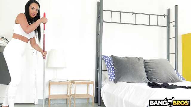 Спортшы натянул дөрекі қалың мүшесі жалаңаш латинку