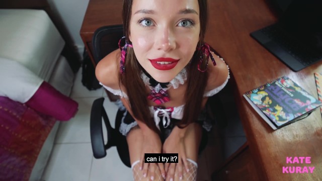 Studentka odrobiła pracę domową i oddaje członek nauczyciela ustami