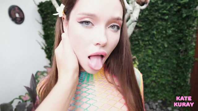 Эффектная минетчица снова прильнула к члену