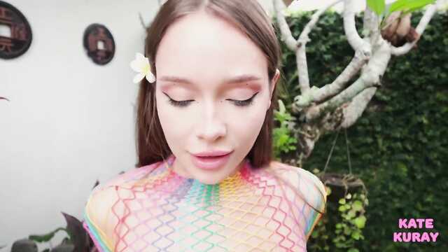 Эффектная минетчица снова прильнула к члену