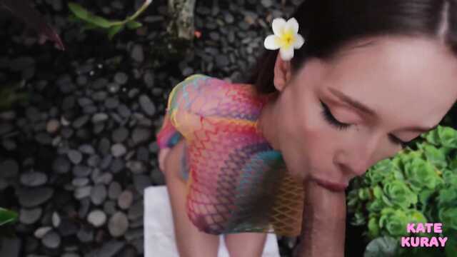 Эффектная минетчица снова прильнула к члену