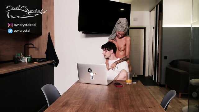 Блонда зробила мінет хлопцеві своєї подруги