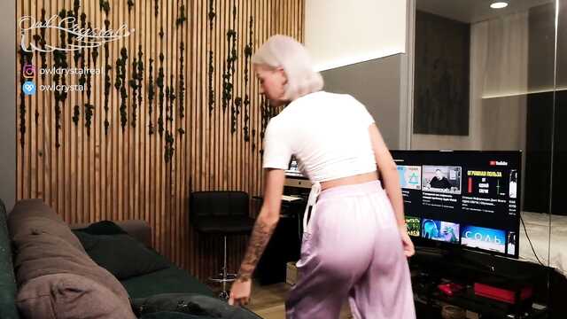 Блонда зробила мінет хлопцеві своєї подруги