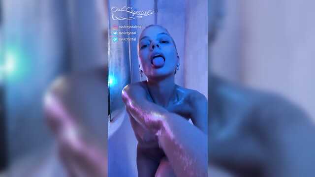 Blondynka ciężko masturbuje cipki w wannie