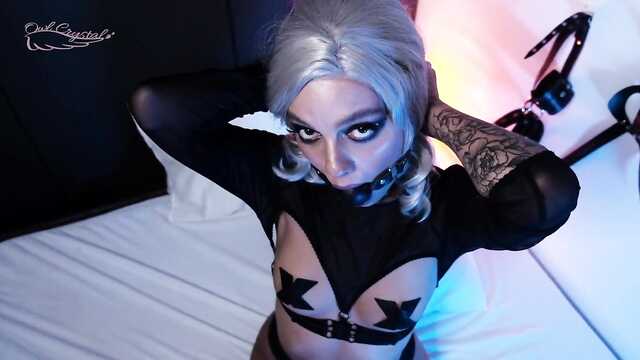 Блондинка в маске дает раком с кляпом во рту и сосет до камшота на лицо