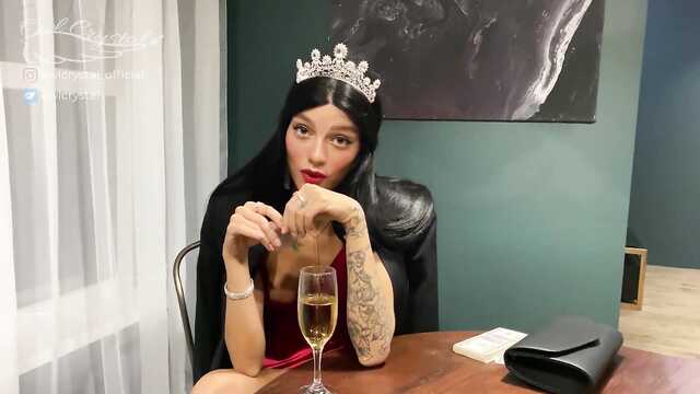 Kupił piękną kobietę i rżnie ją w cipkę i dupek