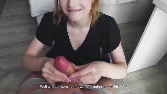 Młoda kobieta z idealną piersią jęczy pod naciskiem członka