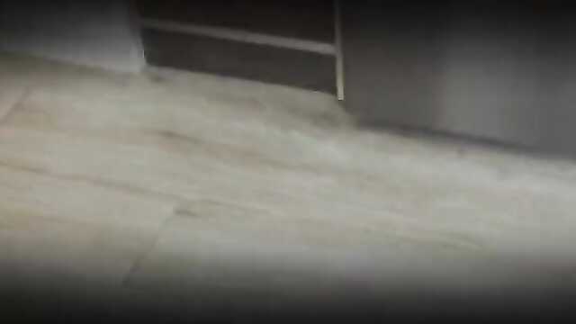 После недолгих уговоров встала раком и отдалась