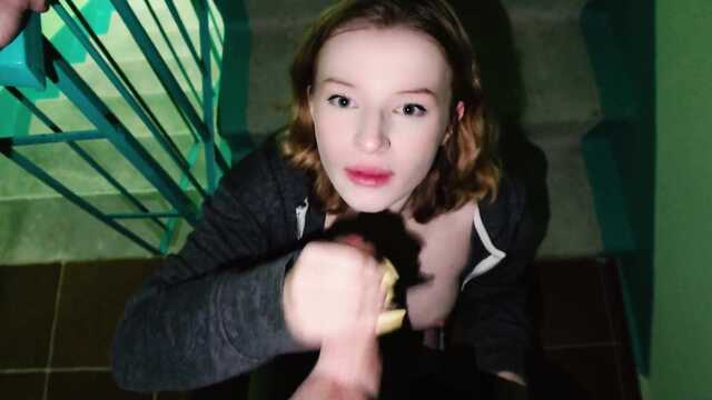 Du hast die Schlampe im Eingang gefickt, weil Sie nirgendwo anders ist