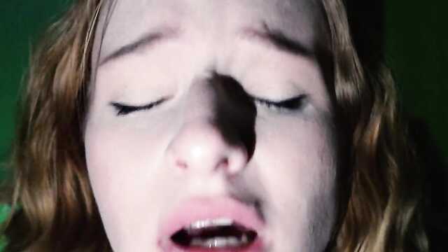 Du hast die Schlampe im Eingang gefickt, weil Sie nirgendwo anders ist