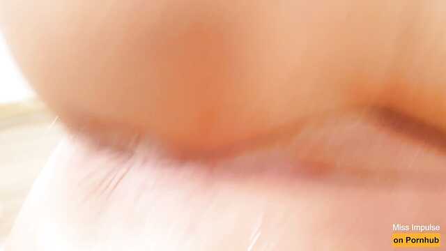 Laska ma skurczony dupek podczas masturbacji cipki (zbliżenie)
