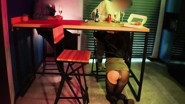 Сорады мүшесі студент алдында поревой астында үстел