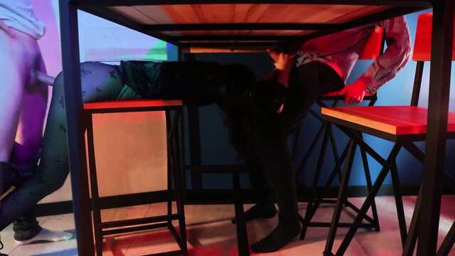 Сорады мүшесі студент алдында поревой астында үстел