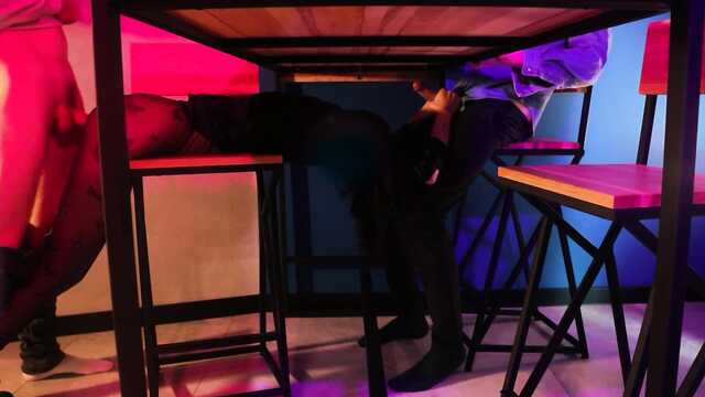 Сорады мүшесі студент алдында поревой астында үстел