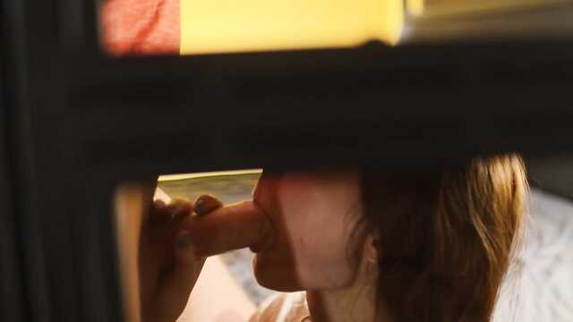 В девку в гольфах вставляет свой кукан