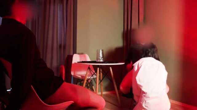 Пов'язаний куколд дивиться на секс дружини з хахалем