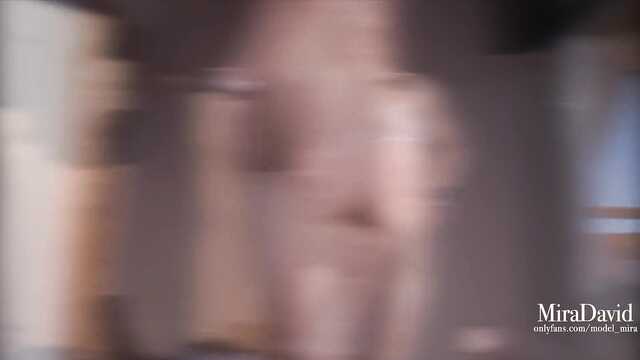 Стройное тело блондиночки возбуждает парня с камерой на секс