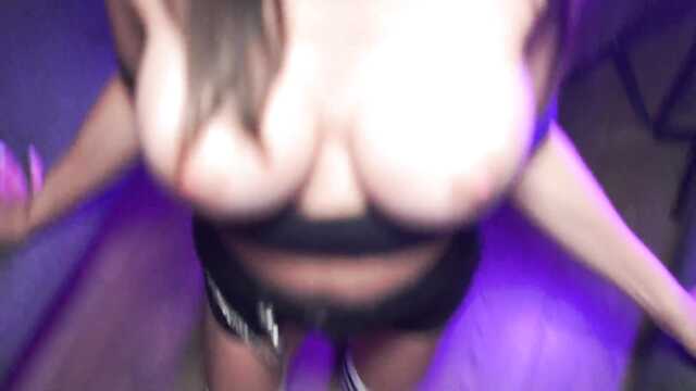 Spuści w usta efektownej obciągarki z silikonowym biustem