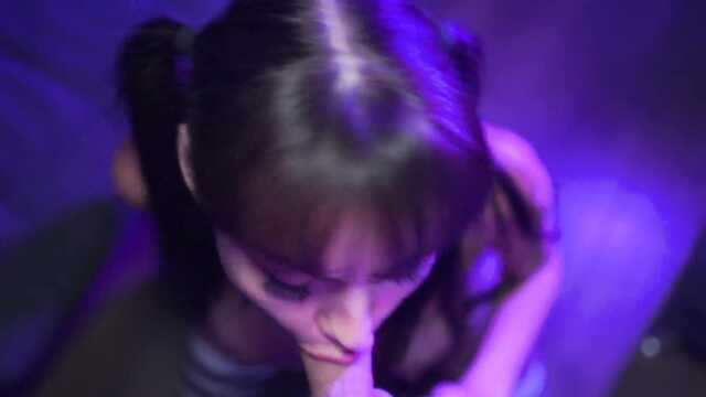 Spuści w usta efektownej obciągarki z silikonowym biustem