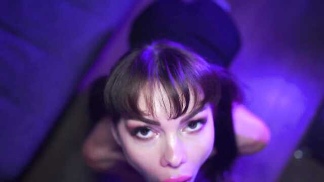 Spuści w usta efektownej obciągarki z silikonowym biustem