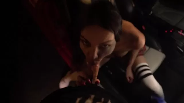 Түнгі минет машинаның жанында ерін папилля