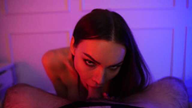 Glamour lodzik z silikonowym biustem wydobywa spermę w ustach