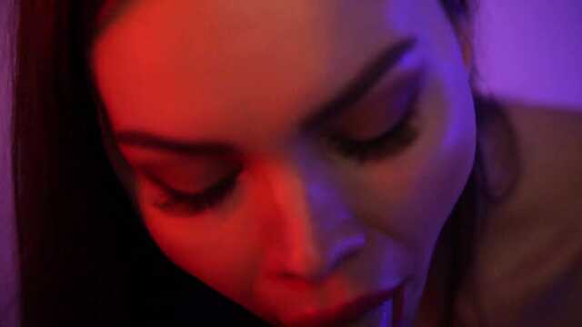 Glamour lodzik z silikonowym biustem wydobywa spermę w ustach