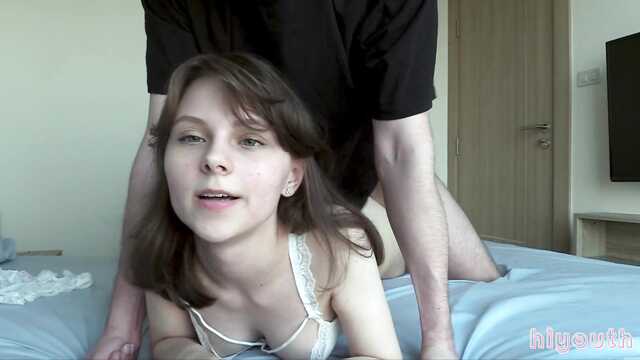 Ssie kutasa z podróbką i pieści się dopochwowo