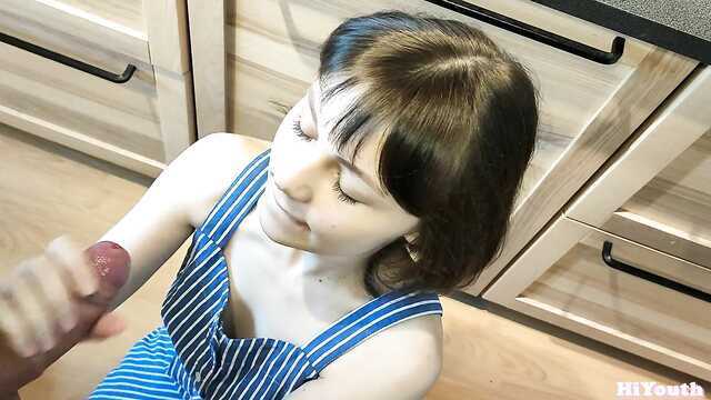 На кухне залил милашку густым спермаком