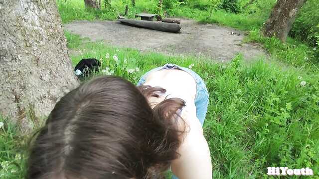 Кончил от минета и трахает на природе раком стоя