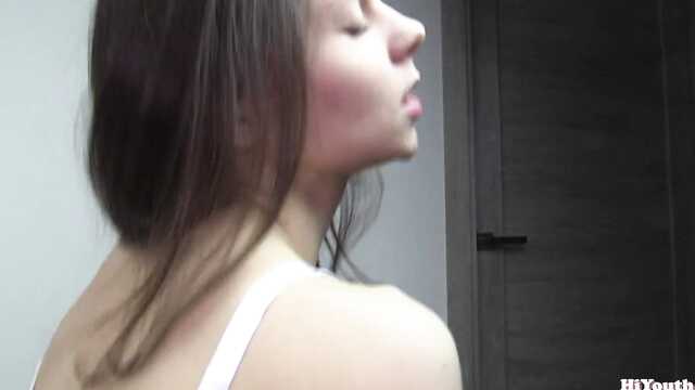 Fickt einen schlanken chan mit einem Abstieg in Ihre Muschi