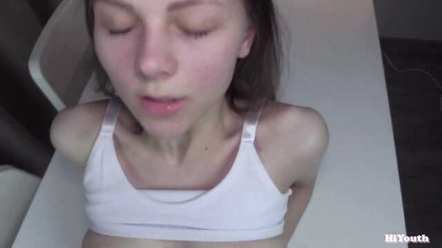 Fickt einen schlanken chan mit einem Abstieg in Ihre Muschi